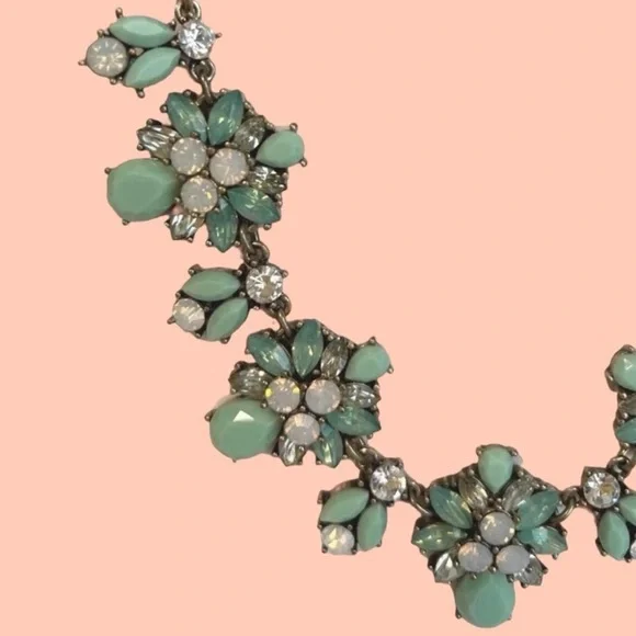 2/$30 π
’π
π
π
π» Elegant Floral Necklace in Green and Silver - Picture 4 of 9